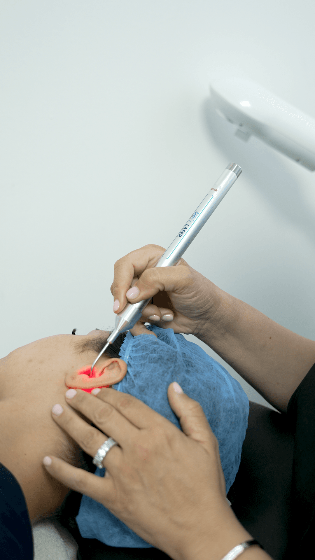 Démonstration du laser Addic sur l’oreille, appareil tenu à la main